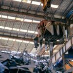 Moderne Recyclingmaschine zur effizienten Wiederverwertung von Kunststoffabfällen in einer Industrieumgebung.